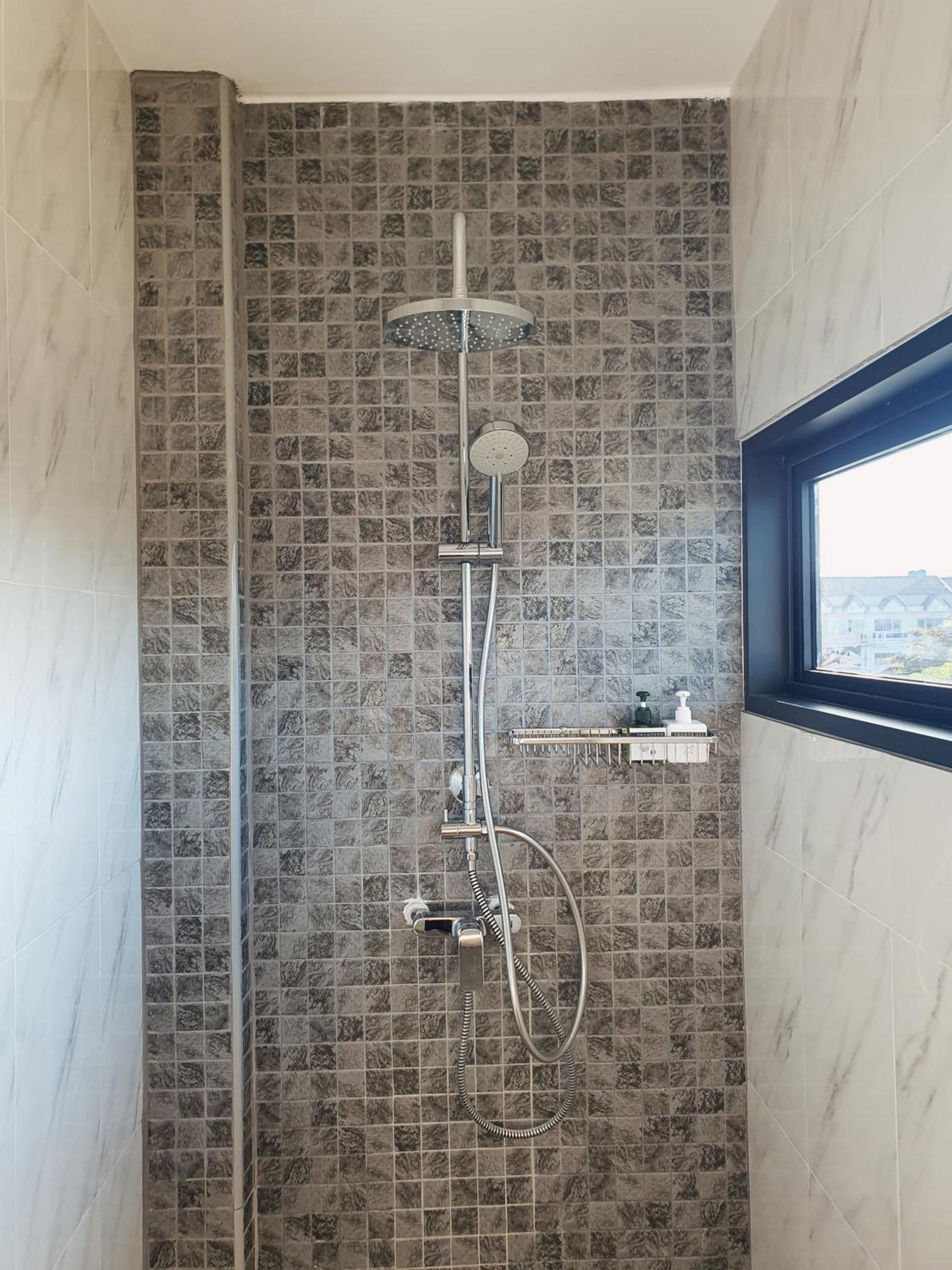 The Sila Suites - Intrawarorot Chiang Mai Bagian luar foto