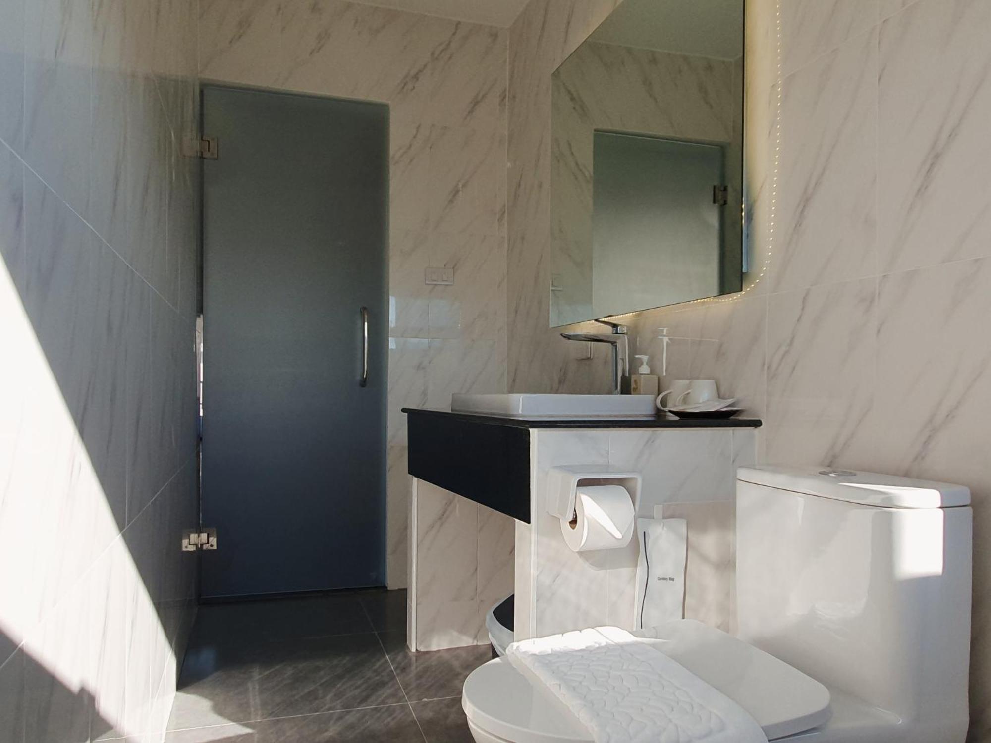 The Sila Suites - Intrawarorot Chiang Mai Bagian luar foto