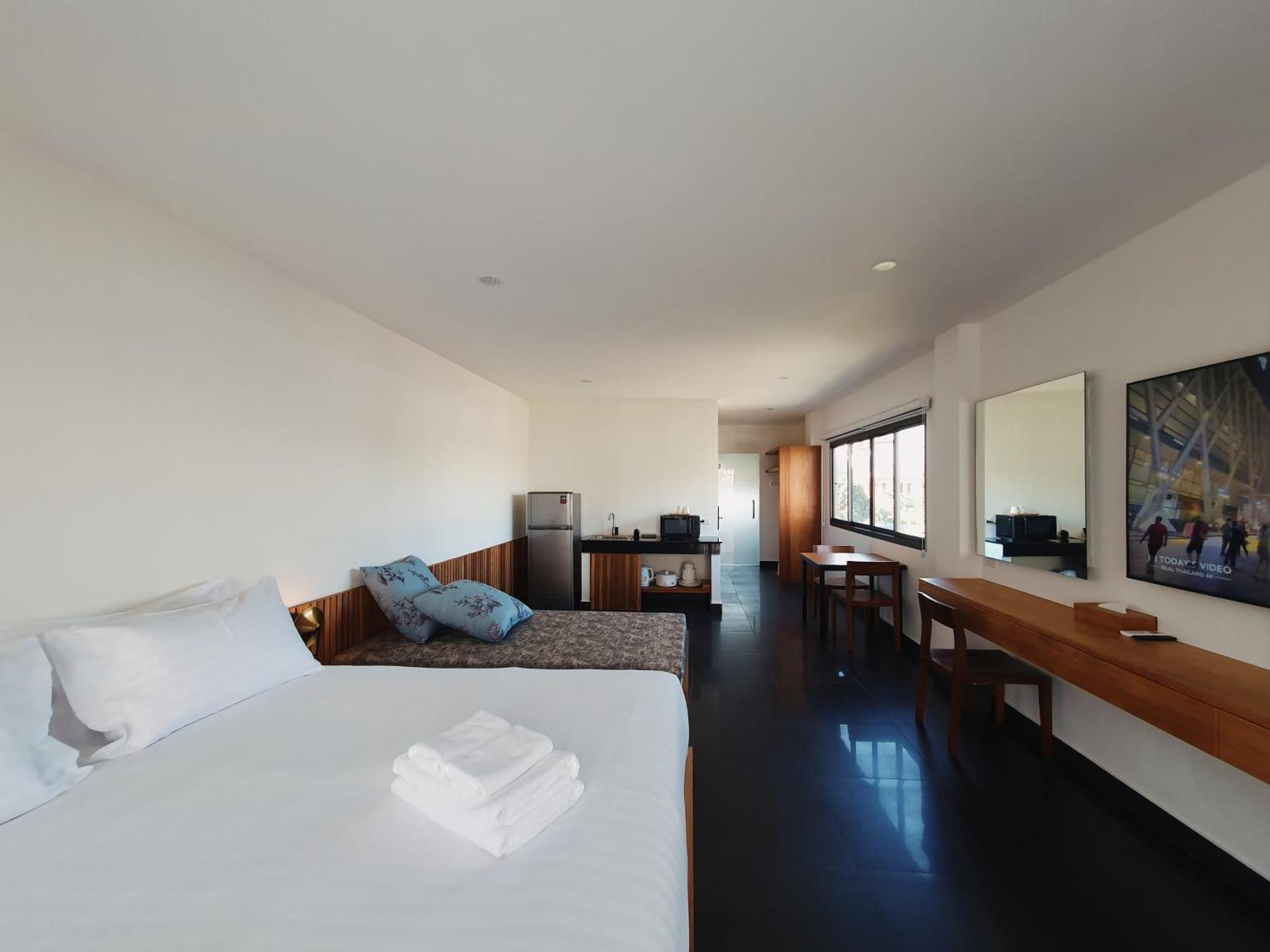The Sila Suites - Intrawarorot Chiang Mai Bagian luar foto