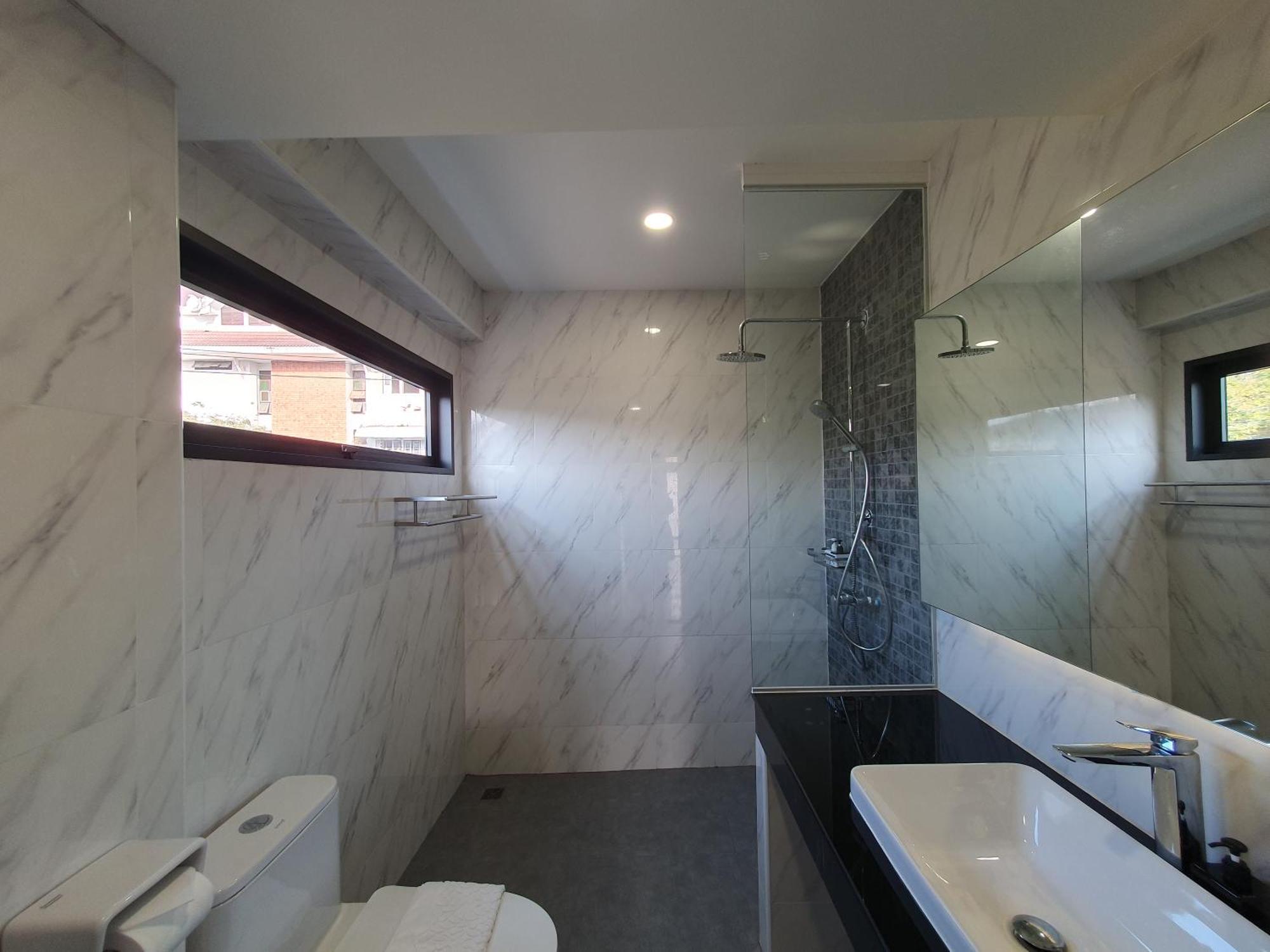 The Sila Suites - Intrawarorot Chiang Mai Bagian luar foto