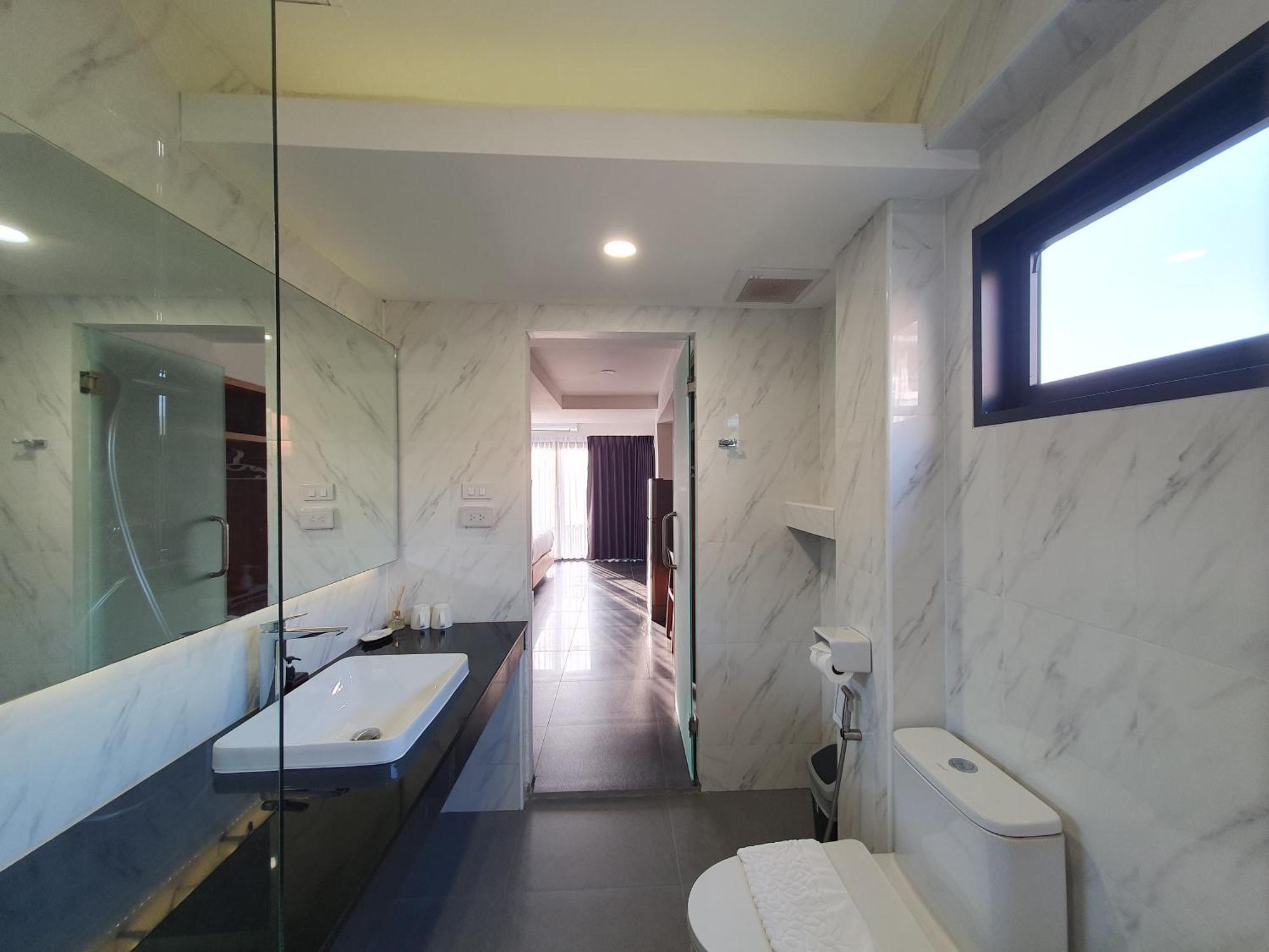 The Sila Suites - Intrawarorot Chiang Mai Bagian luar foto